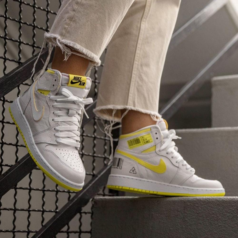 Air Jordan 1 Retro High OG GS 'First Class Flight' — UK 13.5 | EU 32 | US 1Y — Alternate View 7
